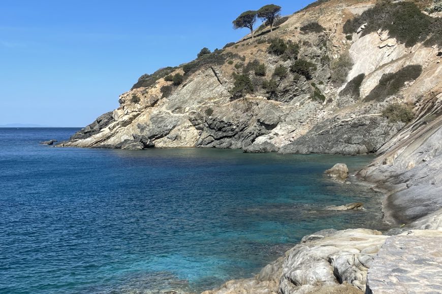La natura incontaminata e i sassi di Cala Maestrale a Pomonte