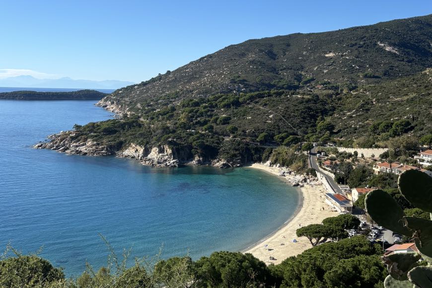La spiaggia di sabbia fine nella baia di Cavoli