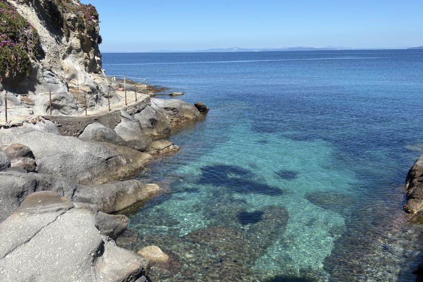Il caratteristico ponticello pedonale sulle scogliere di Sant'Andrea