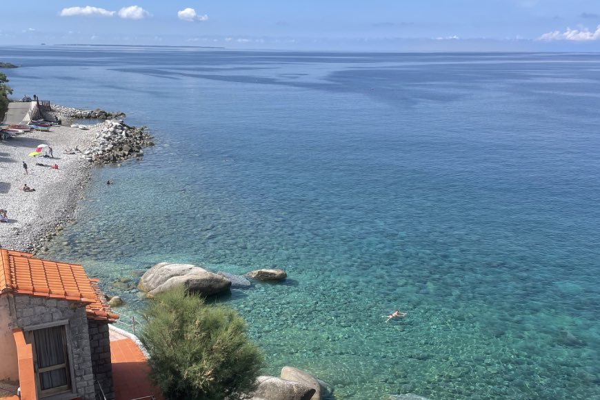 Spiaggia delle Scalette a Pomonte vista da Villa Mare