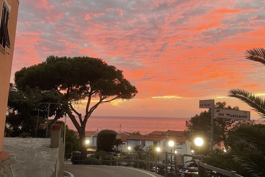 La discesa verso il mare a Pomonte durante il tramonto