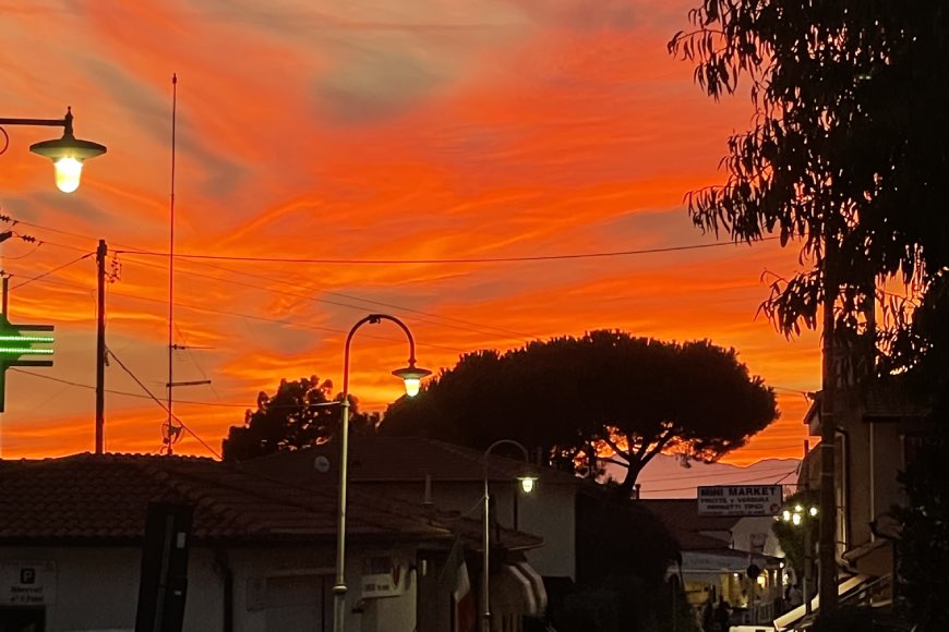 I colori del sole sul paese di Pomonte